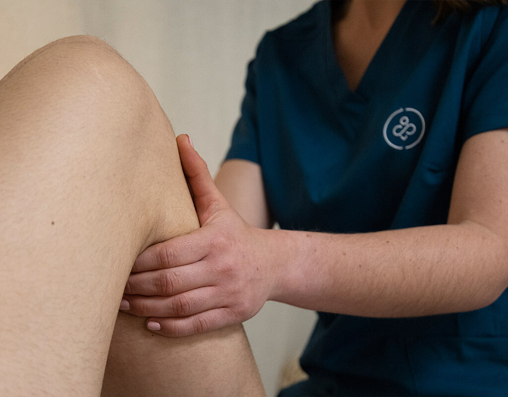 Sesión de fisioterapia para el tratamiento de lesiones deportivas en Ocho Centro Integral de Salud, Córdoba
