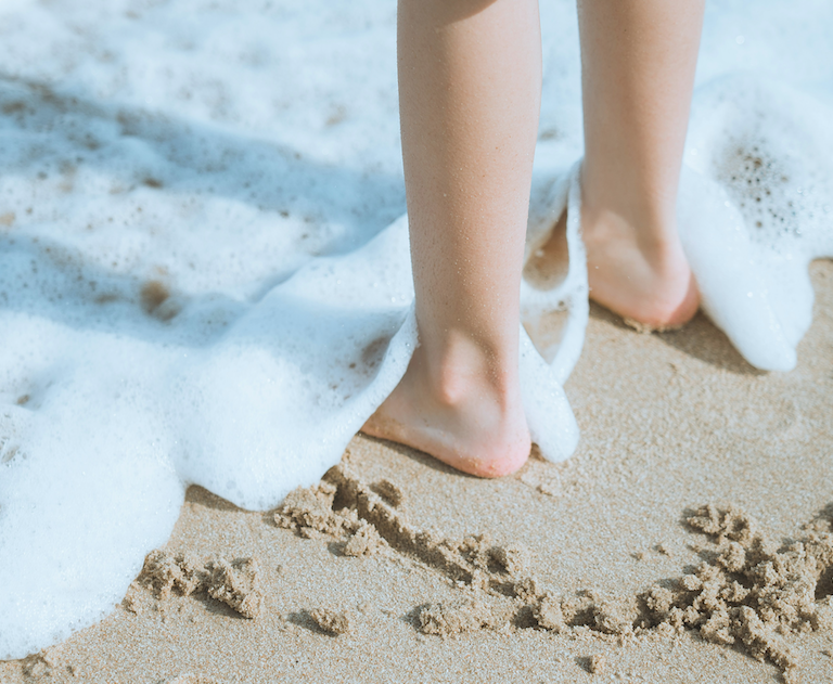 Beneficios de que los niños caminen descalzos