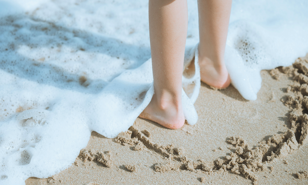 Beneficios de que los niños caminen descalzos